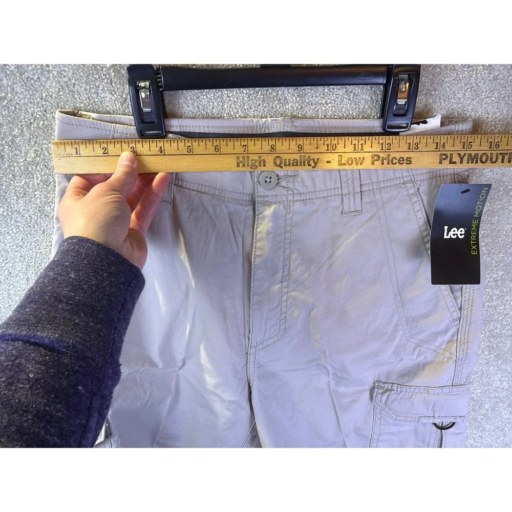 Lee Cargo Shorts Mens 30x10.5 Beige Extreme Motion Stretch Utility 102187010 NEW - Picture 3 of 6
